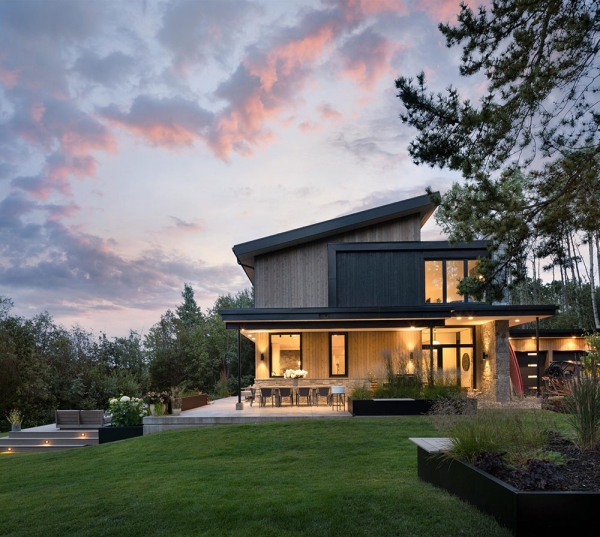 Великолепный современный домик у озера в Канаде для семьи хоккеиста