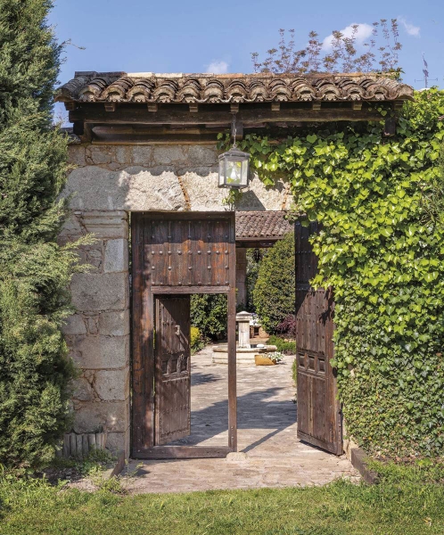 Чудесный каменный домик в Испании со средневековыми воротами и забором